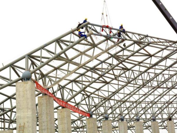 體育場鋼結(jié)構(gòu)罩棚封頂